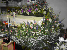 遺影写真とやさしい布棺をお花で包みこんで・・・